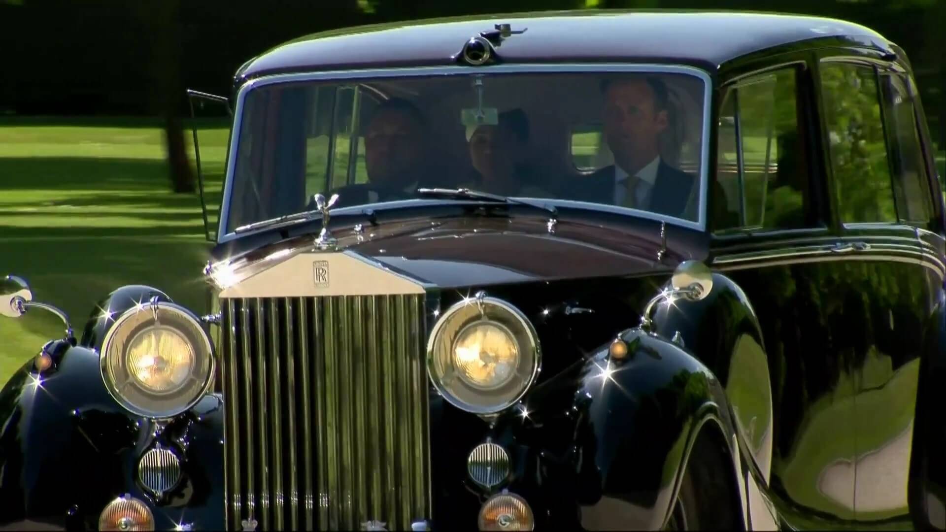 هر آنچه در مورد ماشین عروس انگلیسی نمی‌دانید/ خودروی ملکه الیزابت دوم زیر پای عروس جدید بریتانیا