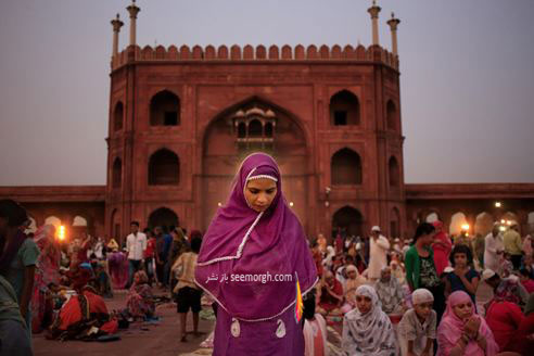 نماز خواندن یک دختر پاکستانی بعد از افطار در ماه رمضان
